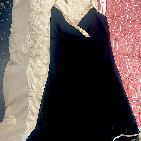 Beautiful dress - Picture 3 of 3